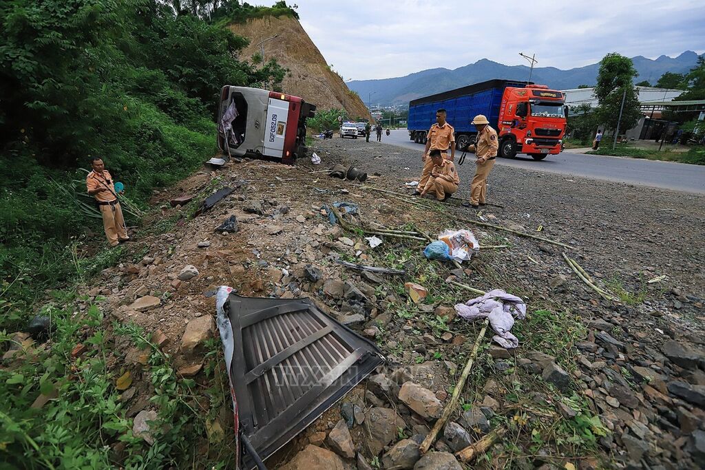 Xe khách mất phanh lật trên dốc cao khiến 4 người thương vong