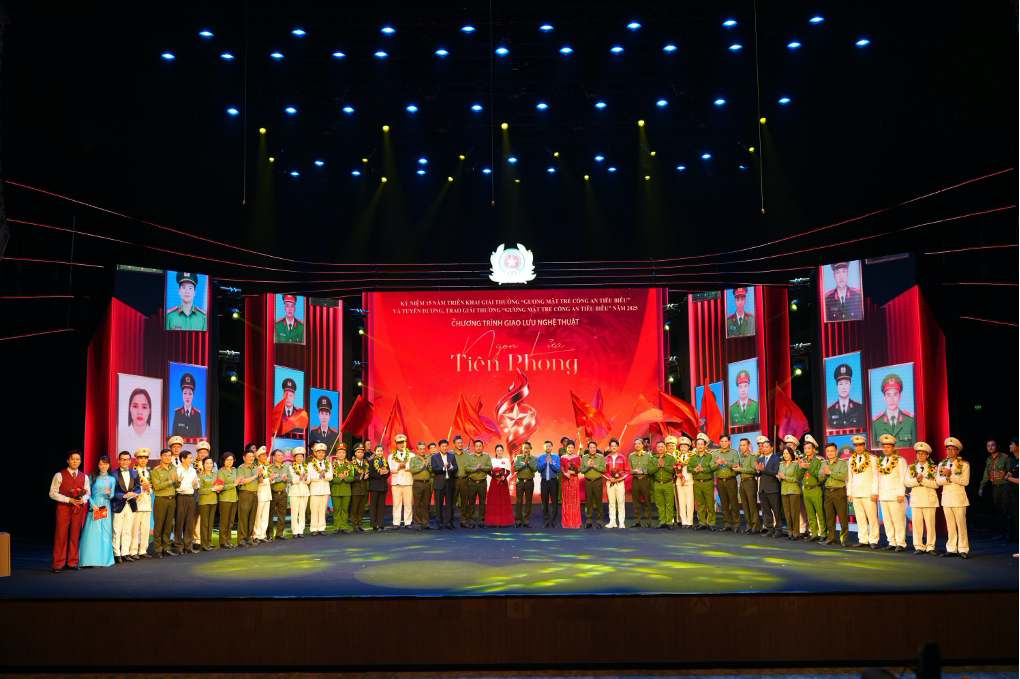Tuyên dương 20 “Gương mặt trẻ Công an tiêu biểu” năm 2025 tại chương trình “Ngọn lửa tiên phong”